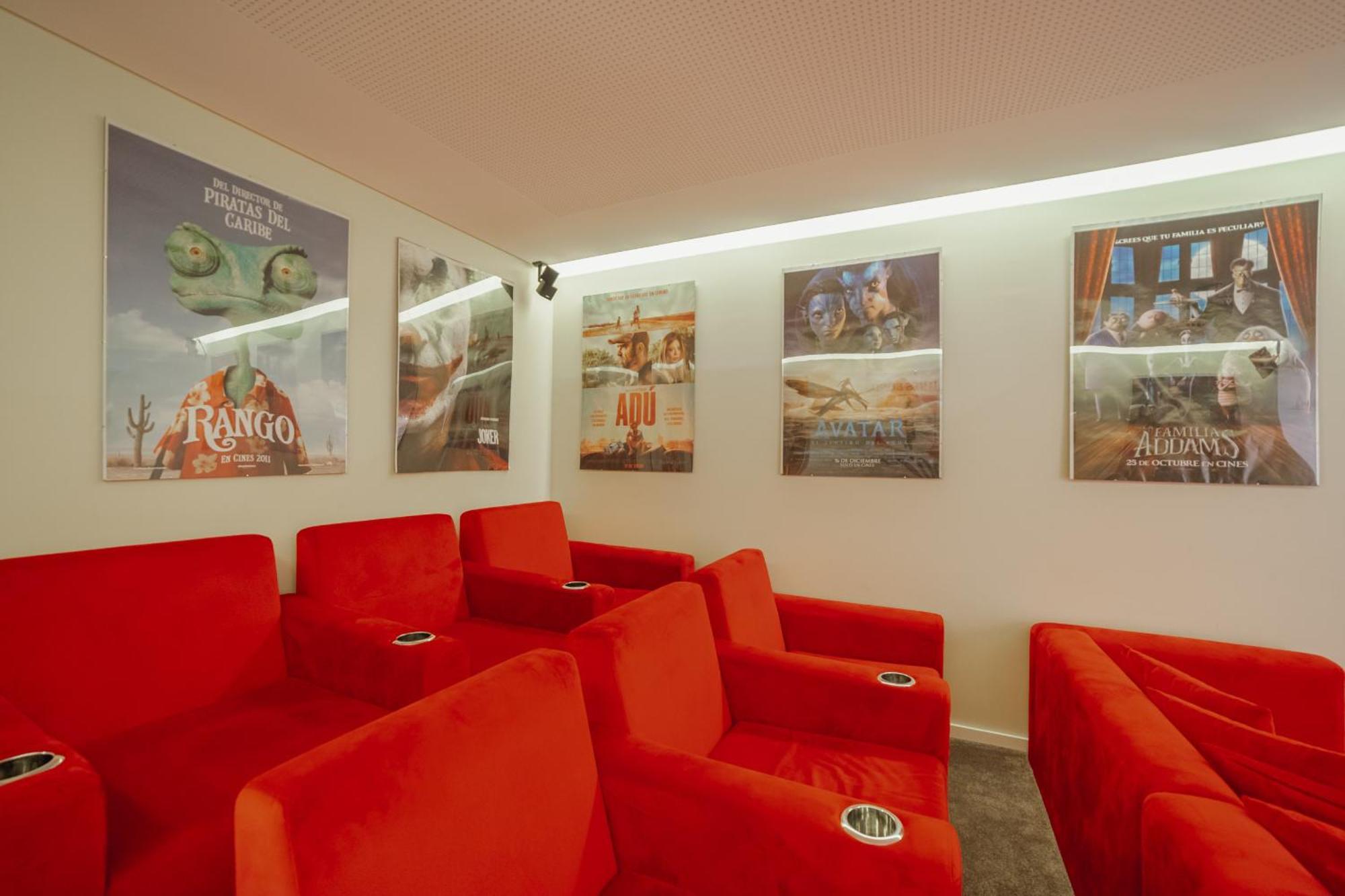 Pool & Cinema By Vacationy Villa Oporto